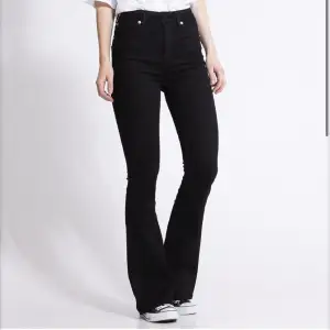 Superfina svarta jeans från lager 157. Använd ca 3-4 gånger och väldigt bra skick🫶🏼