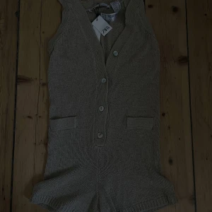 Zara bodysuit - Stickad bodysuit Oanvänd Storlek XS Orginal pris 300kr