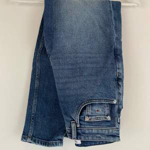 ”Mom-jeans” från Tommy jeans. Använda en gång så i absolut nyskick. Stl 25 (xs) längd 30