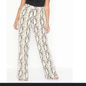 Orm kostymbyxa  - Super fina kostymbyxor med orm tyg. Köpta från Nelly och sitter superfint på kroppen. Det är storlek 36 och säljer för att de är för små för mig. 