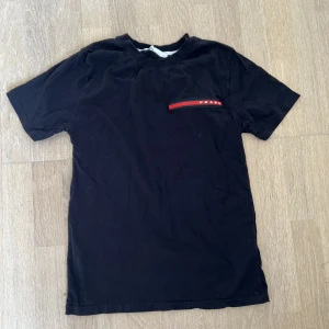 Prada t-shirt - Mycket bra skick.  Storlek M, passar S. Frakt ingår i priset.