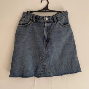 Jeanskjol - Jeanskjol från monki. Knappt använd och i mycket fint skick. 