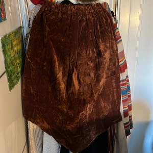 Sammetsliknande kjol i brun brons färg i storlek m/l