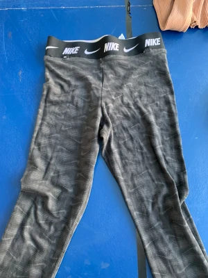 Nike träningstgths - Nike träningstight väldigt strechiga, knappt använd,