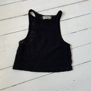 Lace crop top - Fin lace top. Lite see thru men e för att den är i spets tyg. Fint skick. Säljer då den inte passar längre