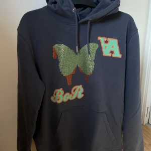 Brand of Roses hoodie - Super snygg limited hoodie från brand of roses som ej kommer till anvämdning längre. Som kan ses på bild nr2 så är märkena i neon och luser i mörker. Cond 9/10