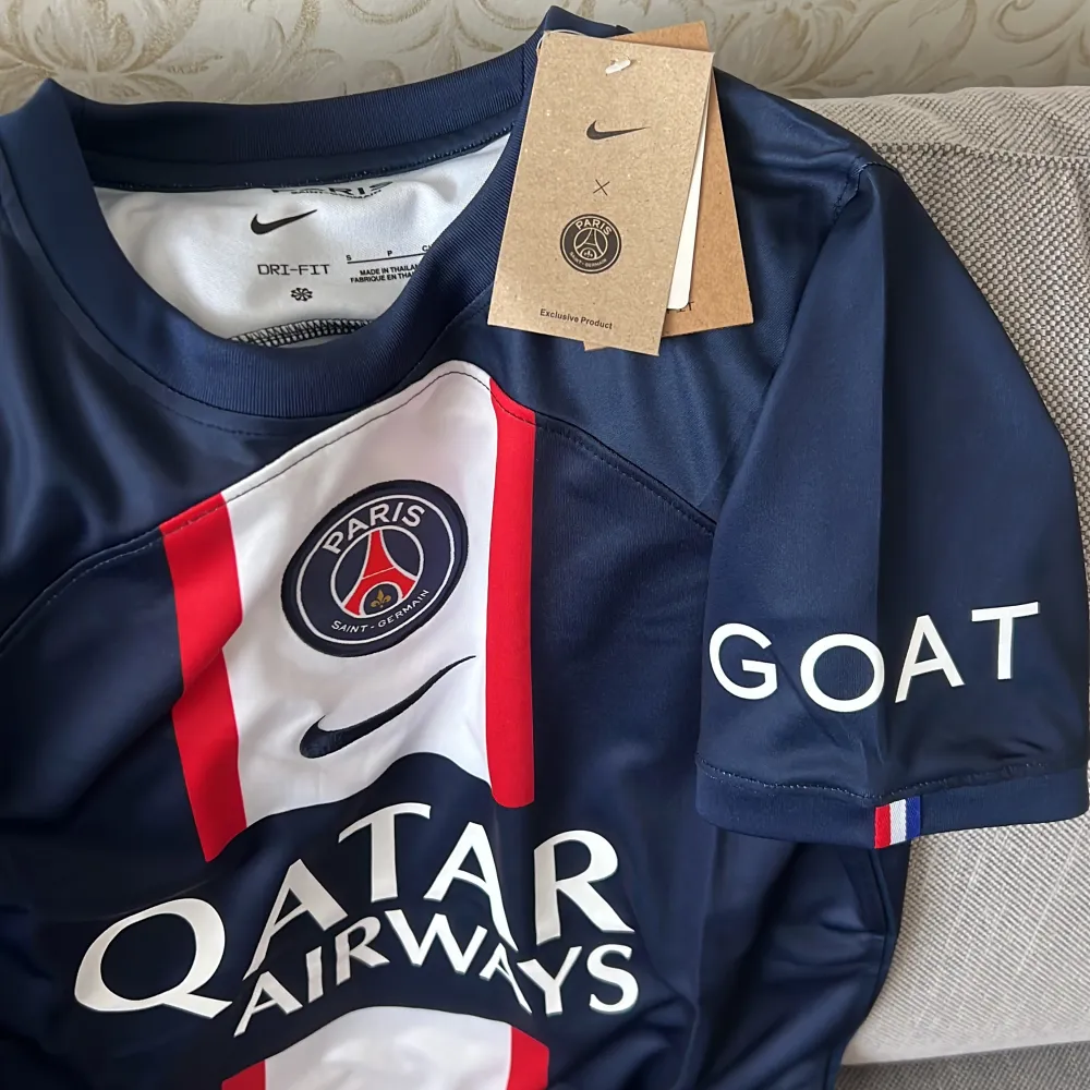 Psg tröja, helt ny för liten storlek för mig ( S ). T-shirts.