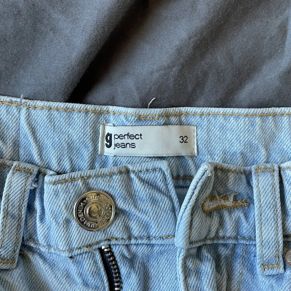 Säljer mina supersnygga jeans från Gina tricot då dom blivit för små för mig. Dom är använda ca tre gånger. Vid mer frågor så skriv💕. Jeans & Byxor.