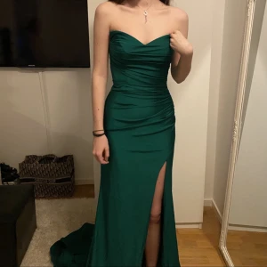 Mörkgrön balklänning - Lägger upp min balklänning igen pga oseriös köpare. ”Inbyggd” korsett som håller allt på plats. Någorlunda insydd för att passa mig som är mellan 34/36. Jag är 165cm. Kom gärna med prisförslag🫶🏻