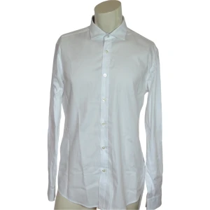 Hugo Boss skjorta - Size: L  Fit: Slim fit  Shoulders: 48 cm  Chest: 55 cm  Sleeve: 65,5 cm  Length front: 76,5 cm  Length back: 77,5  Condition: 5/5  Material: 100% Cotton     Feel free to ask any questions:)     Yours truly,  Waldemar