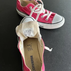 Converse nyskick - Cerisefärgade converse i nyskick storlek 36,5