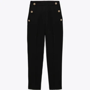 Zara byxor - Byxor med guldknappar nyköpta från zara. Kostymbyx material jättesnygga me en topp eller korsett eller liknande. Strlk L