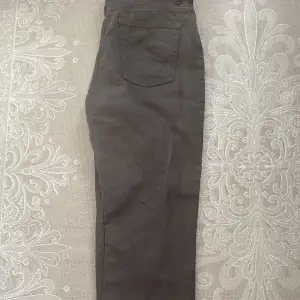 Skit snygga mörkbruna jeans från Zara med slits. Köpta för 359kr och aldrig använda. (Hund finns i hemmet)⭐️