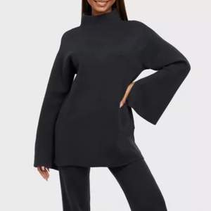En mörkgrå jättefin och skön stickad tröja från Biancas kollektion med Nelly.com.   Tröjan är knappt använd.