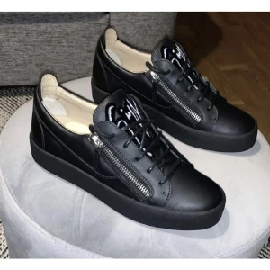 Giuseppe Zanotti Skor  - Hej säljer mina Giuseppe Zanotti skor då jag inte använder de längre, storlek 41 hör av er! 