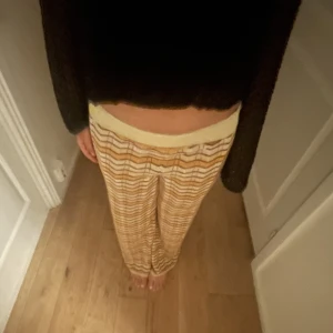 Missoni liknade byxor - Byxor i glittrigt missoni-liknande mönster. Så somriga och nästintill oanvända😍