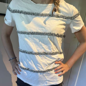 T-shirt  - Fin vit t-shirt med fina detaljer💕