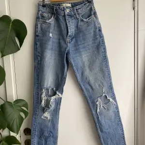 Snygga jeans från Ginatricot i storlek 34. Använda men i mycket gott skick!! Om fler bilder önskas så skriv privat💙