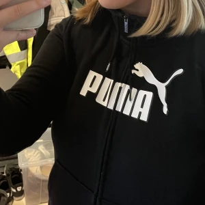 Ziphoodie från PUMA - Säljer denna superfina ziphoodie från PUMA🩵 Använd någon enstaka gång, så den är i superfint skick! Inga tecken på användning alls!🩵 Det står storlek L på lappen men skulle säga att den passar M bättre, eller S om man vill ha lösare passform!🩵