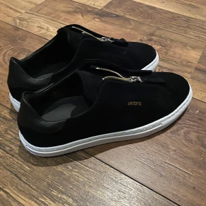 Arigato clean 90 Zip - Helt oanvända då jag precis fick hem dom och märkte att de var 2 storlekar för små. Har inte försökt att sätta på dom, så i princip helt orörda. Allt medföljer (se bild 2). Säljer för bra pris då jag vill ha en snabb affär.