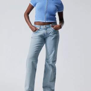Jättefina ljusblåa lågmidjade jeans ifrån Weekday modell ”arrow low straight jeans” i jättefint skick inte använda mycket alla❤️ köparen står för frakt❤️