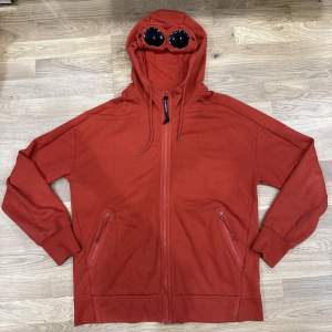 C.P COMPANY Diagonal Raised Fleece Full Zip Goggle Hoodie Rust. Originalpris va 2900 men säljer för mkt billigare. Storlek XL. Kan skicka fler bilder ifall det efterfrågas.