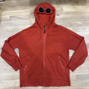 C.P COMPANY HOODIE - C.P COMPANY Diagonal Raised Fleece Full Zip Goggle Hoodie Rust. Originalpris va 2900 men säljer för mkt billigare. Storlek XL. Kan skicka fler bilder ifall det efterfrågas.