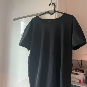 T-shirt - Säljer denna helt vanliga svarta t-shirt!🤎 står storlek XL men den passar mig som har S/M upptill bra som lite oversized🤎