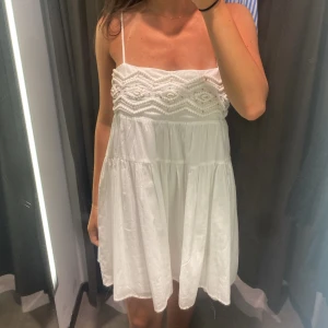 HELT NY ZARAKLÄNNING - Jättesöt sommarklänning. Storlek M, helt oanvänd, lappar kvar. ordinarie pris 429kr, säljer för 250