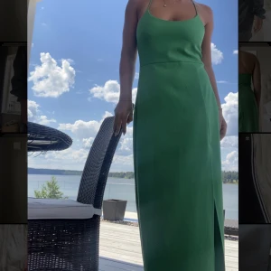 ZARA grön klänning - ALDRIG ANVÄND!! En härligt grön klänning från zara i storlek L, men är liten i storleken så passar mig perfekt. En slits som går lagom långt upp och korsade band i ryggen. 