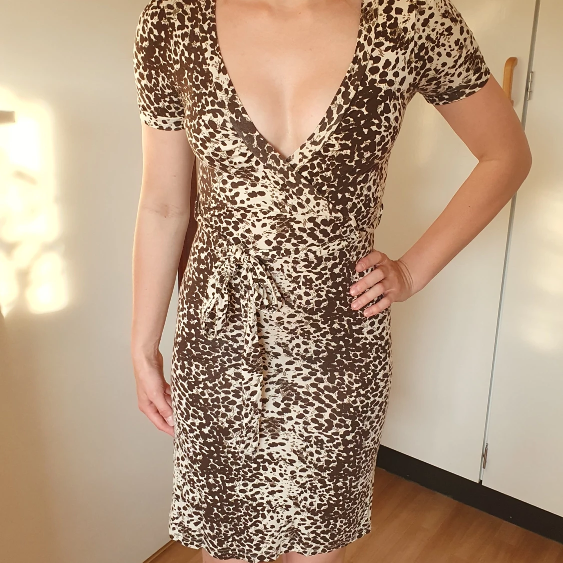 Djurmönstrad omlottklänning