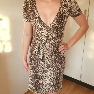 Djurmönstrad omlottklänning - Klänning nyskick, helt oanvänd. Kan knytas fram, sida eller bak. Skön kvalité.