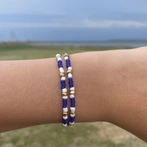 Pärlarmband  - Två blått, vitt och guldiga armband i storlek s men finns också i fler storlekar om man vill ha man kan köra båda för 30 eller ett för 20, kontakta om de finns frågor!💗