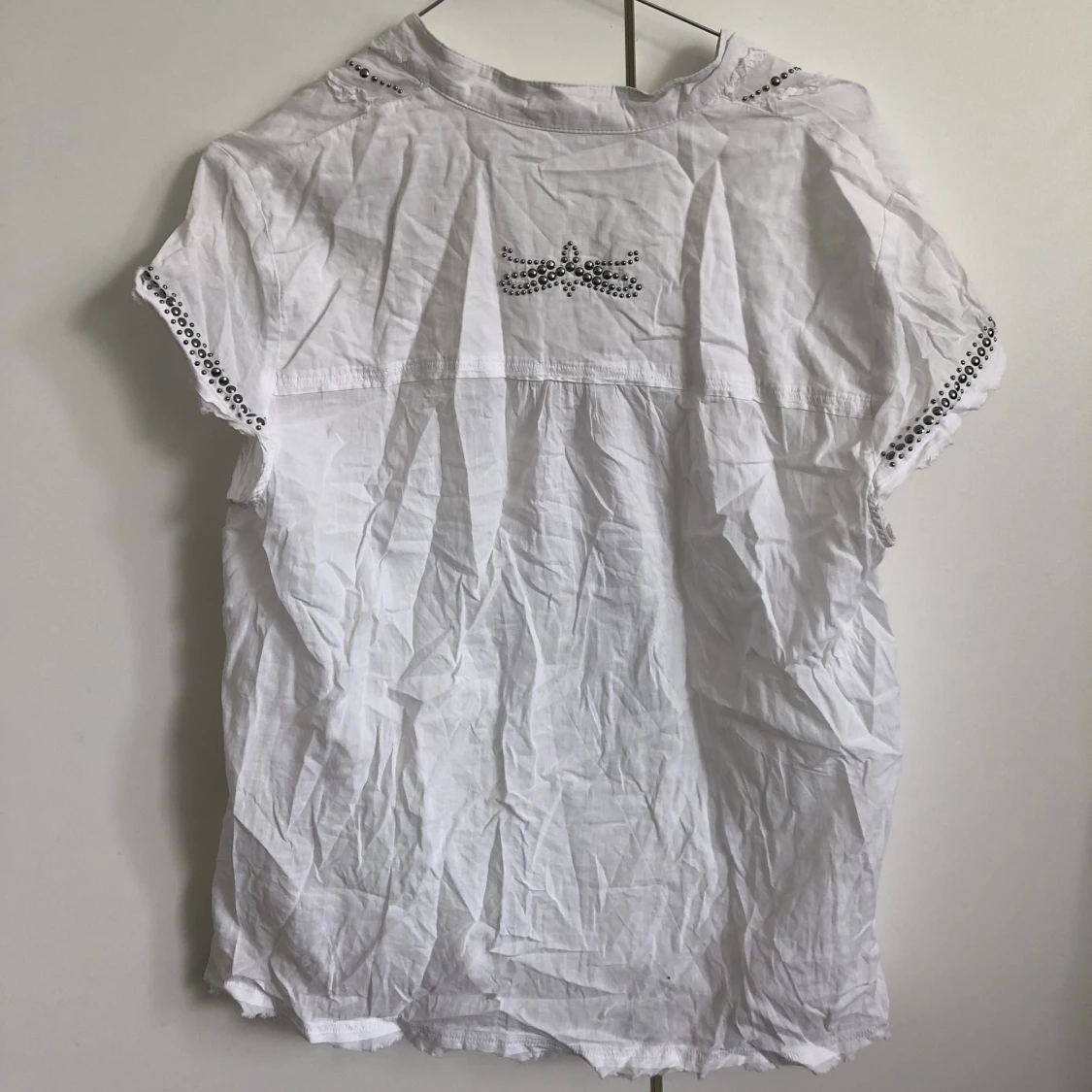 Blus med nitar och unika knappar - 90