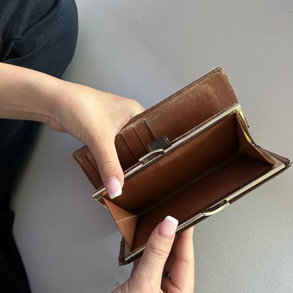 Äkta Louis Vuitton Plånbok. säljer pga att den inte används längre. Väskor.