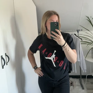 Jordan tshirt - Air Jordan tshirt med tryck, använd ett fåtal gånger. Köpt på carlings