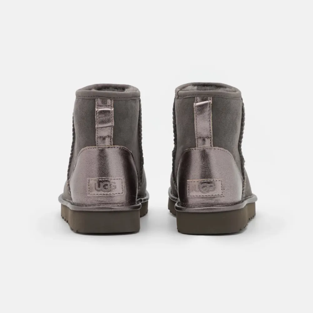 Grå snygga Uggs med glans bak till, köpta för ca 2000 kr. Skor.