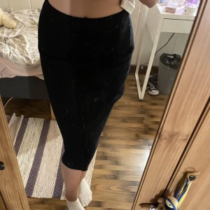 Svart kjol - En stickad svart tajt Modo kjol. Den är inte stickig eller jobbig i materialet. Storlek M. Går att välja själv om man vill ha den lågmidjad eller inte.