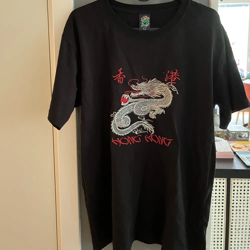 T-shirt från beyond retro! Står att det är storlek L men skulle säga att det är S/M beroende på hur man vill att den sitter.. T-shirts.