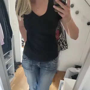 Fin o mjuk svart T-shirt med v ringning. Sitter ganska tight och är superskönt och passar till allt. Skriv gärna privat om du har några frågor❣️