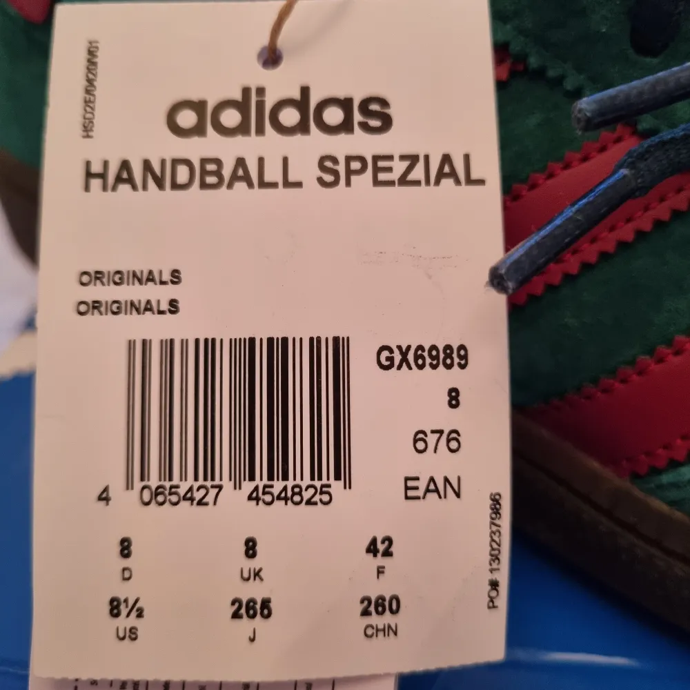 Helt nya adidas Handball Spezial med prislappar och orginalförpackning. Var tyvärr för stora för mig. Röda och gröna i mocka/läder. Skor.