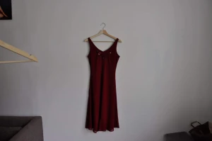 Röd klänning - Pris efter överenskommelse, mängdrabatt kan ges. Ett farligt plagg som kommer få ditt ex att ångra sig