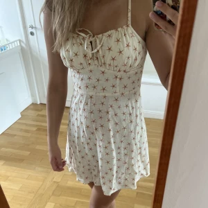 Klänning - Klänning med sjöstjärnor på från pull&bear🧡superfin till sommaren och är endast använd ett fåtal gånger