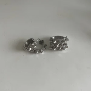 Nit ring och örhängen från edblad - Knappt använda örhängen och ring från edblad. Säljer då de inte används, storlek på ringen är 17.50.Köpare står för frakt 