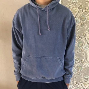 Vintage blå hoodie - Säljer min snygga hoodie från Reclaimed Vintage. Den är i bra skick och har inga hål/ fläckar mm. Säljer pga att den blivit lite för liten på mig.  Jag är ca 183 70 kg. Nypris ca 350 kr mitt pris 150kr!
