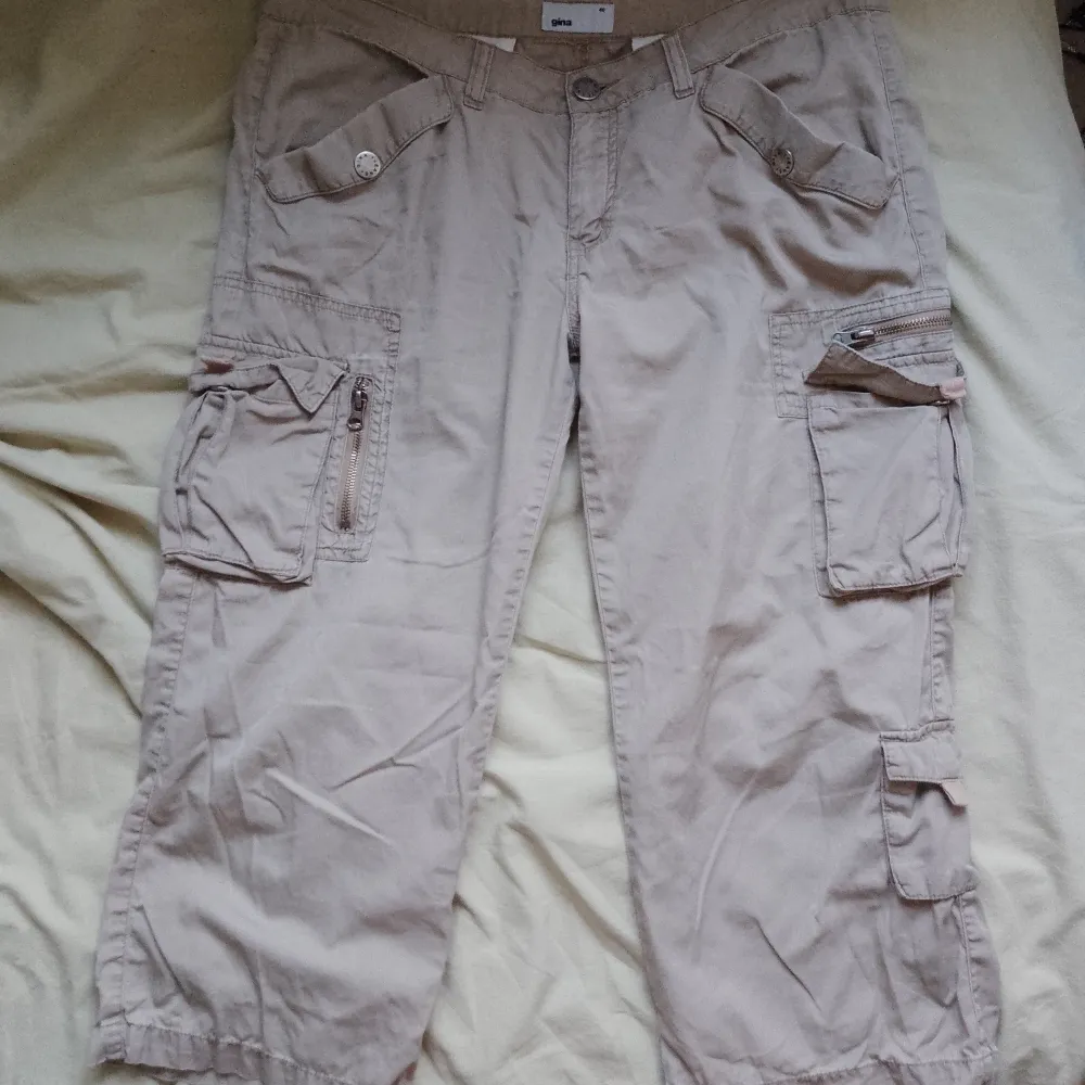 Vintage low waist cargo shorts från Gina. Jeans & Byxor.