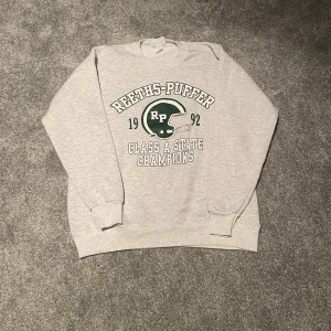 Vinatge sweetshirt  - Säljer denna feta vinatge sweetshirt med ett fet tryck i bak! Jättebra skick på denna inga defekter alls eller några hål!