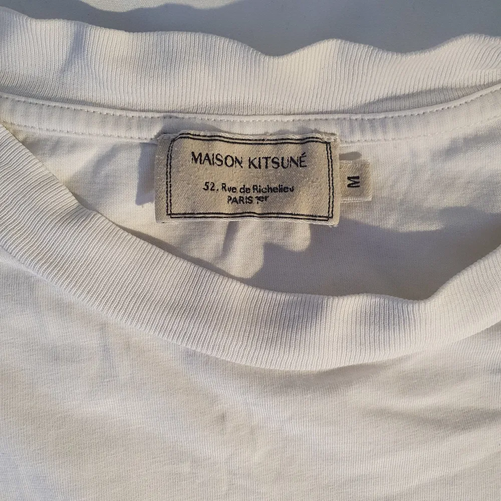 T-shirt från paris-baserat lifestyle märke Maison Kitsune. Från deras vårkollektion 2020. Originalpris 750kr. Strl M för män. T-shirts.