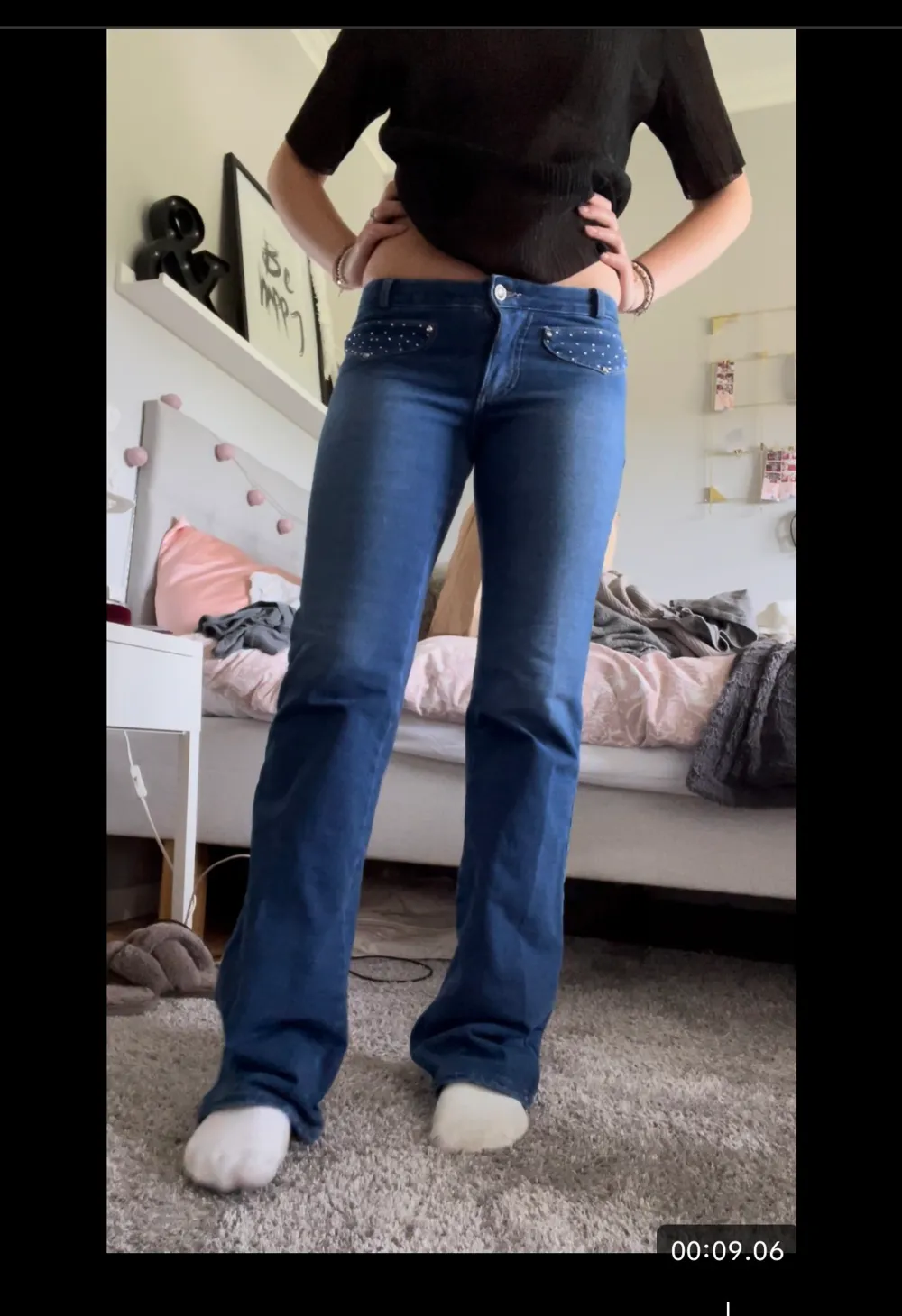 Säljer dessa unika lågmidjade jeans som aldrig är använda! ❤️jeansen är stretchiga och dom har  coola fickor också!  Midjemått: 35,5 cm men väldigt stretchiga! Passar mig som brukar ha midja 40+❤️ hon på bilden är 168 och innerbenslängden är 83 cm❤️. Jeans & Byxor.