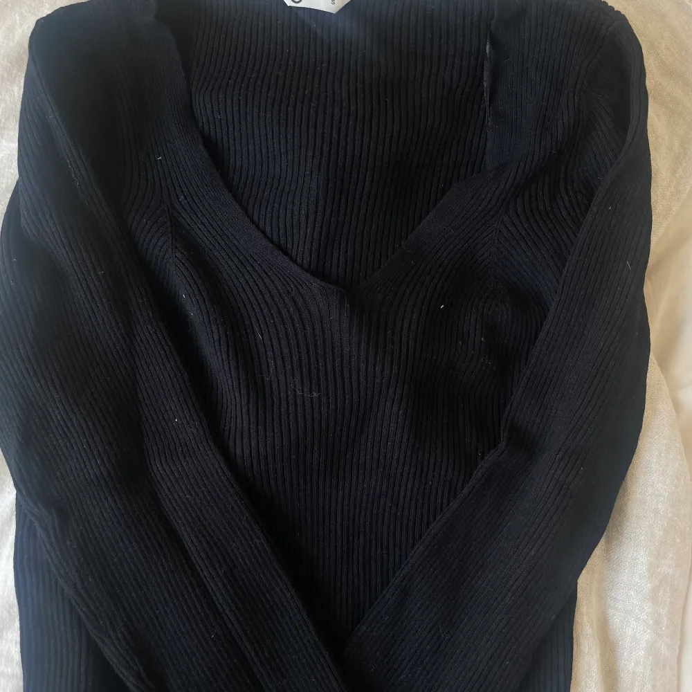 Säljer denna v-ringade ribbade tröja från Cubus som är så skön och perfekta bas plagget<3. Tröjor & Koftor.